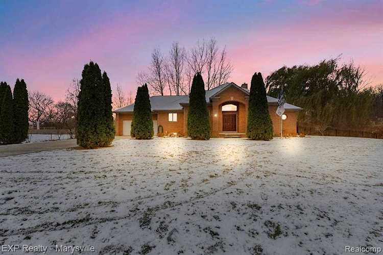 27870 Bertrand Dr Chesterfield, MI 48051