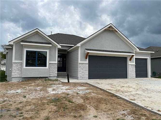 1810 Red Orchard Dr Liberty, MO 64068