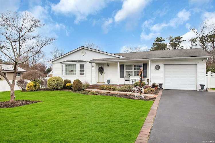 3 Eighth Street Nesconset, NY 11767