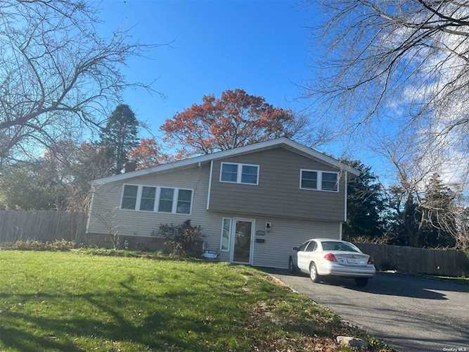 14 Cloverdale Drive Oakdale, NY 11769