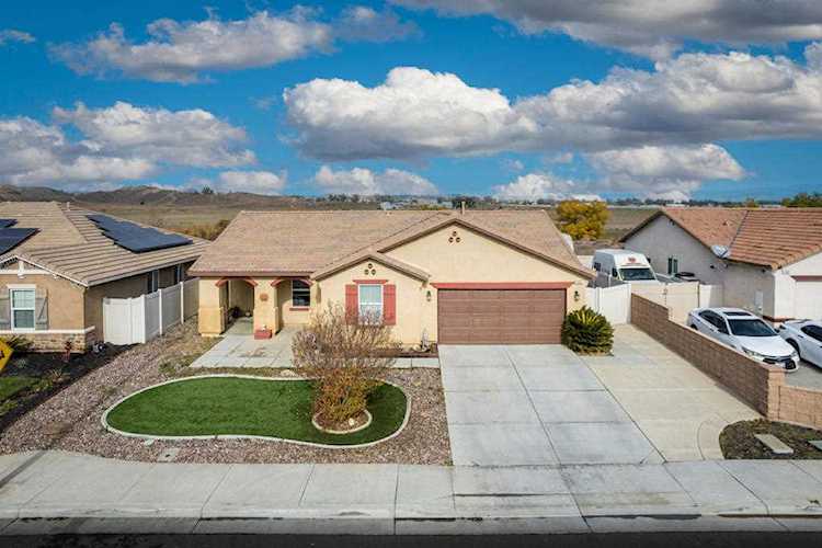 308 Yosemite Ave Perris, CA 92570