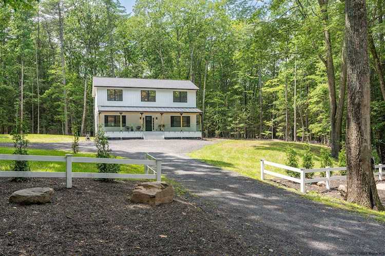 32 Maurizi Ln Woodstock, NY 12498