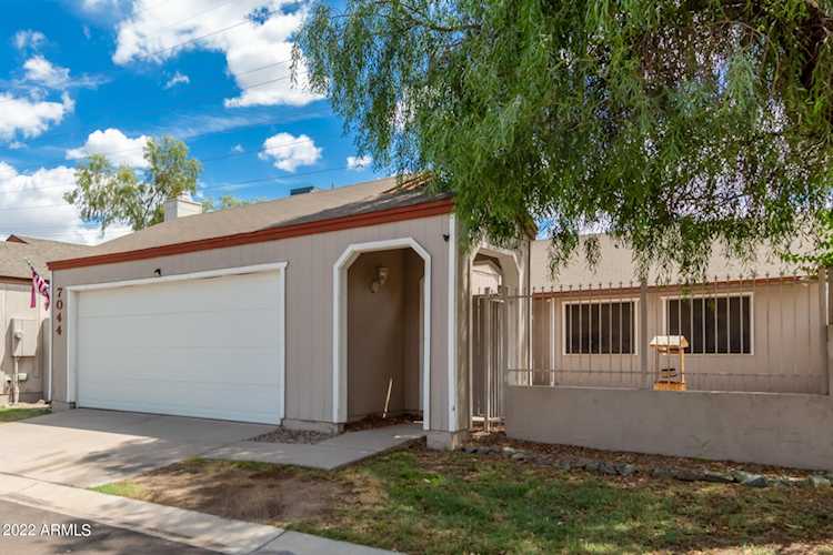 7044 S 41st Place Phoenix, AZ 85042 | MLS 6452846 Photo 1