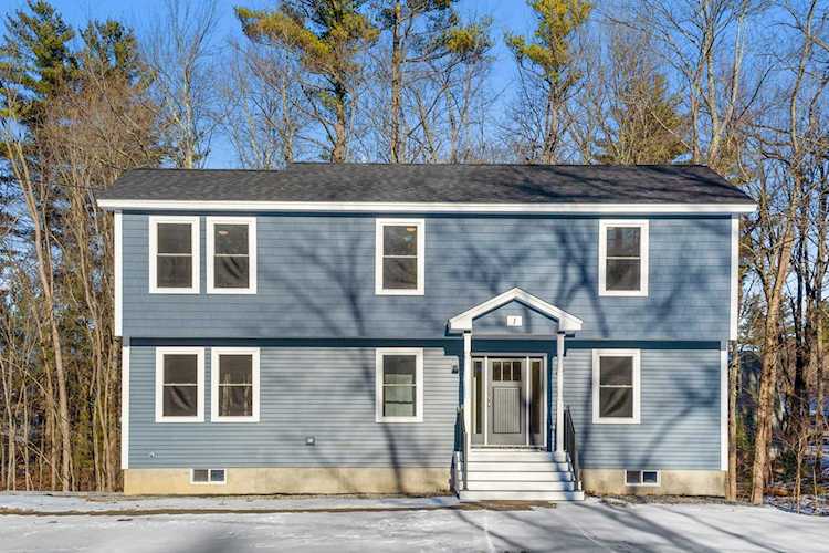 1 Barkland Dr Derry, NH 03038 | MLS 4939279 Photo 1