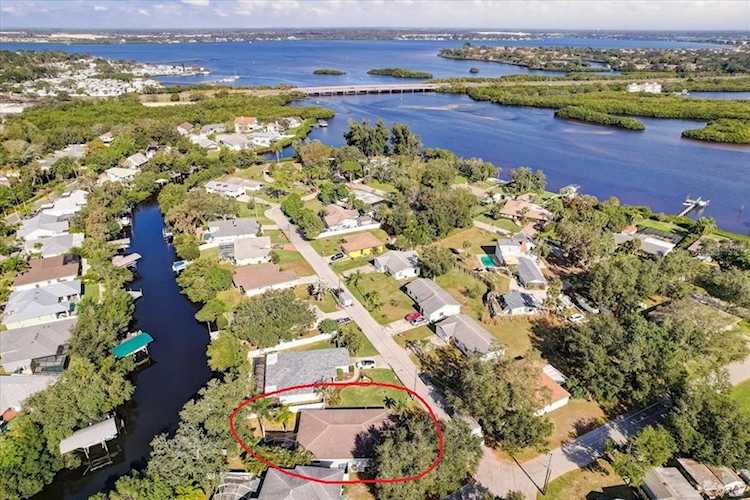 724 Hubbel Rd Bradenton, FL 34208