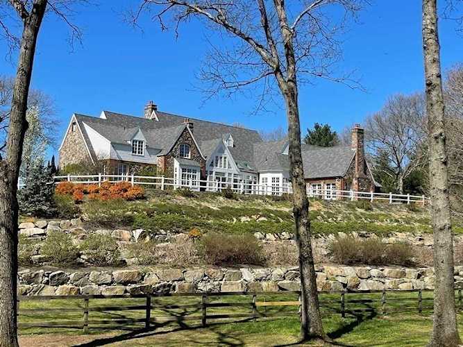14 Gail Ave Hamilton, MA 01982
