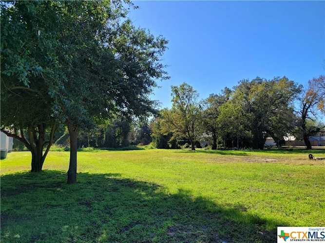 723 E Pearl St Goliad, TX 77963