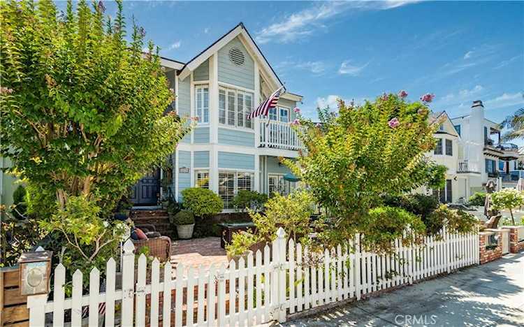 400 10th St in Manhattan Beach, CA - MLS# SB22246916 Photo 1