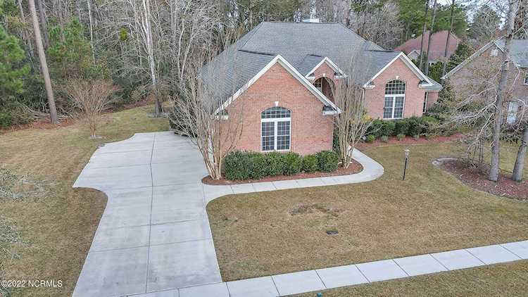 2125 Laurel Oak Way Leland, NC in Magnolia Greens. Beautiful All Brick home located on quiet Cul-de Sac in Magnolia Greens. Large open floorplan on... Photo 1