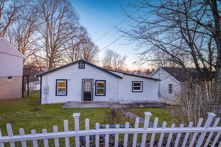 303 2nd St Oak Hill, WV 25901