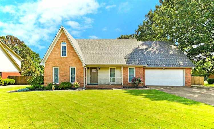 Haltom Real Estate, local REALTORS® Specialize in Selling Homes in Jackson, TN & Surrounding Areas : Madison County, Henderson County, Carroll County, Gibson County, Chester County, Hardeman County, Crockett County Photo 1