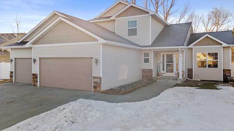 2509 NW Heritage Dr Minot, ND 58703