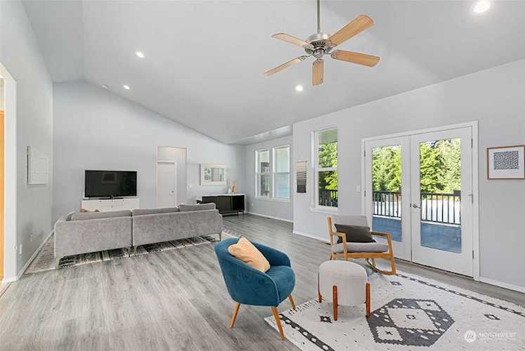 128 Flagstone Dr Silverlake, WA 98645