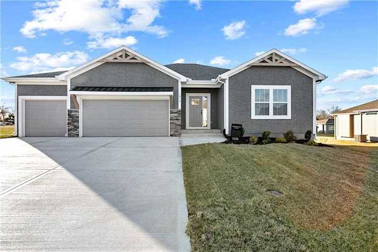 1814 Winchester Dr Pleasant Hill, MO 64080