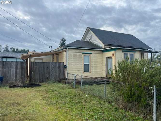 584 N Baxter ST Coquille, OR 97423