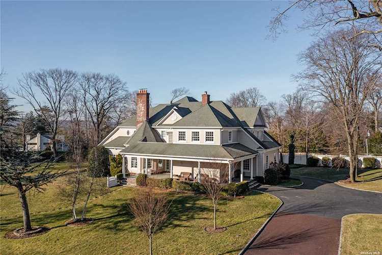 38 Glenwood Rd Roslyn Harbor, NY 11576