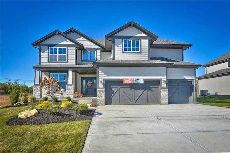 5805 Apache Dr Shawnee, KS 66226