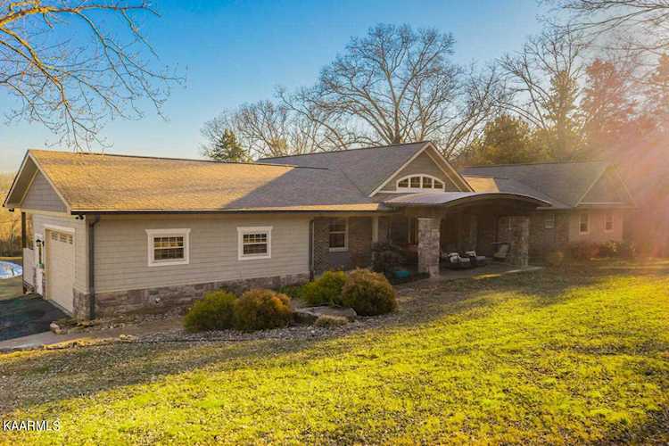 801 Cranfield Ln Lenoir City, TN 37772