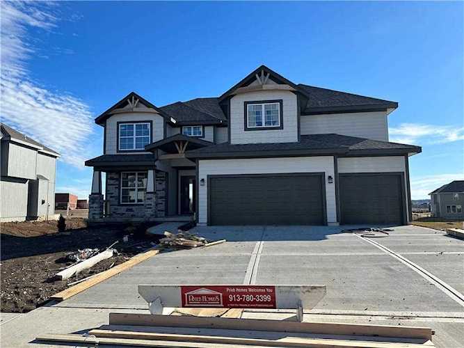 5813 Apache Dr Shawnee, KS 66226