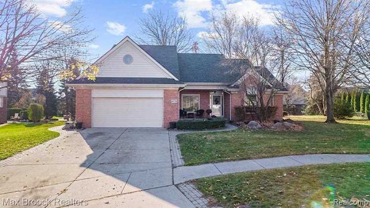 6778 Baytree Shelby Twp, MI 48316