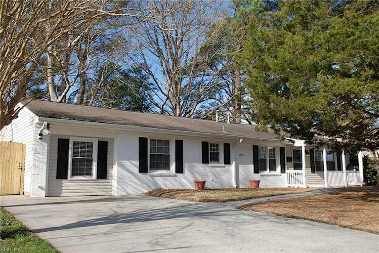 217 S Plaza Trl Virginia Beach, VA 23452 | MLS 10469311 Photo 1