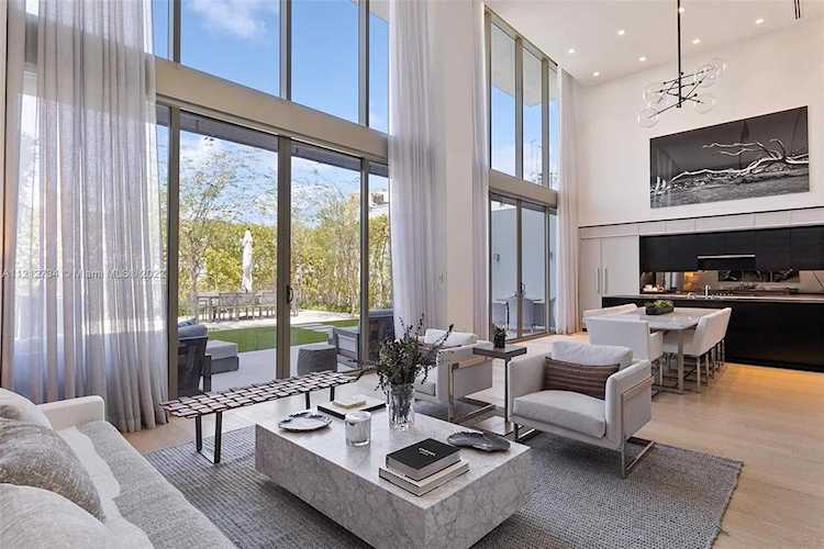 300 Collins Ave #2A Miami Beach, FL 33139