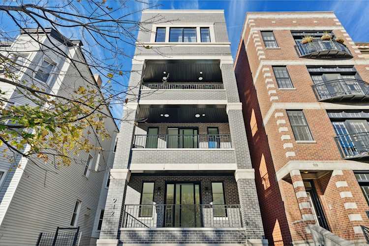 912 W Roscoe St #1 Chicago, IL 60657 | MLS 11697423 Photo 1