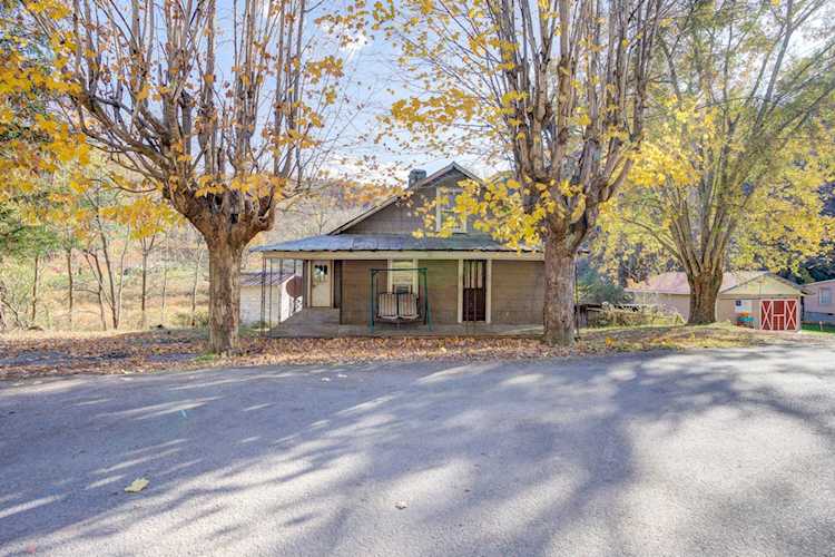 711 Fairview Rd Hampton, TENNESSEE 37658