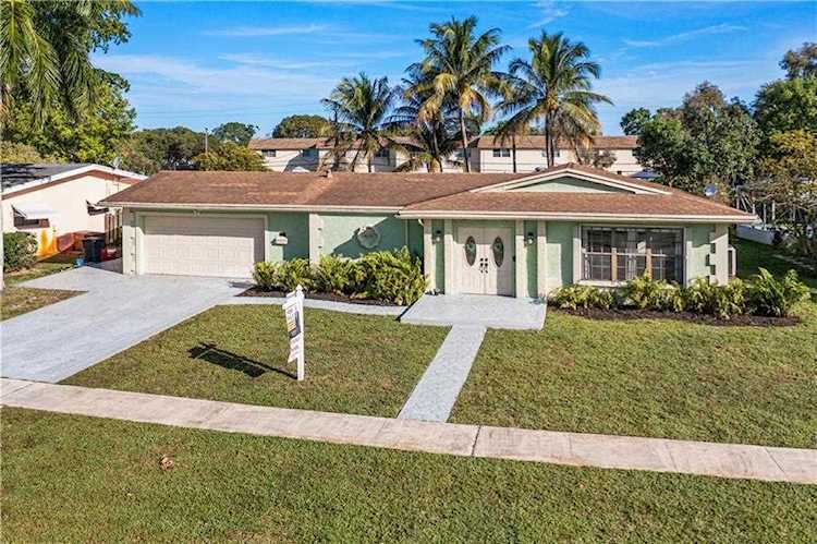 4651 NW 8th Dr Plantation, FL 33317