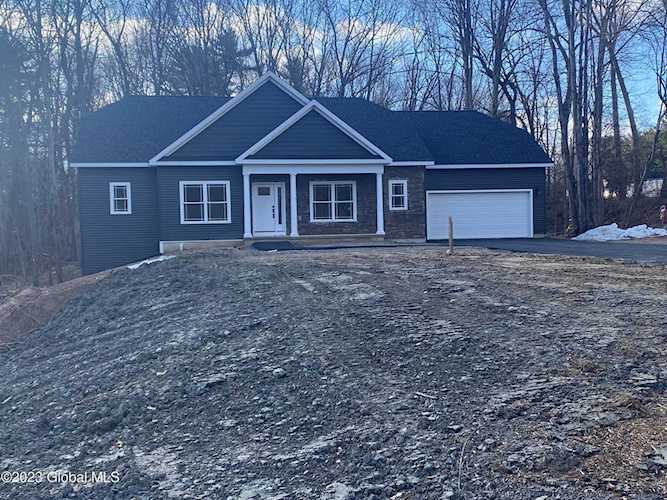 11 Kasper Dr Halfmoon, NY 12065