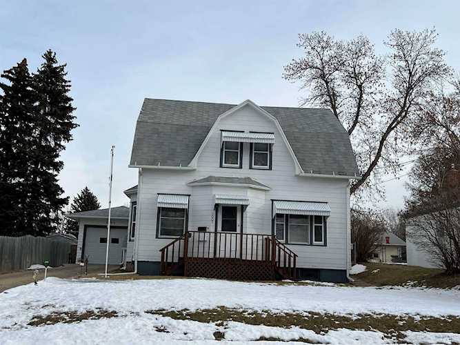 1005 SE 4th St Minot, ND 58701