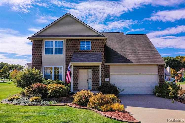 1923 Acorn Valley Dr Howell, MI 48855