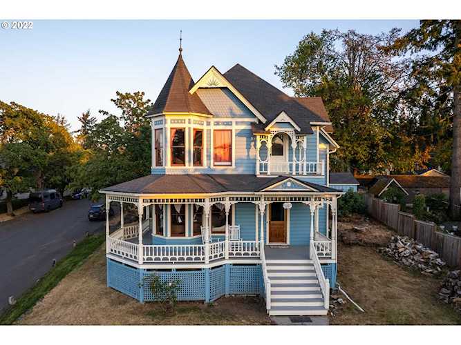 916 Washington ST Oregon City, OR 97045