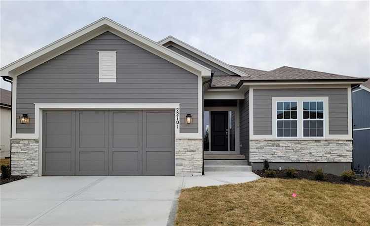 22101 W 97th St Lenexa, KS 66220