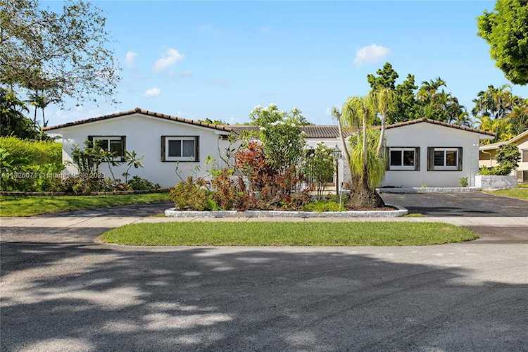 20490 NE 22nd Ct Miami, FL 33180