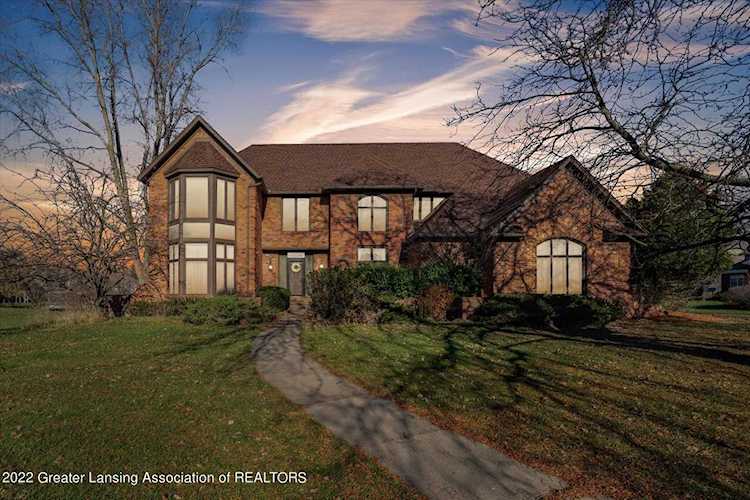 2570 Meadow Woods Dr East Lansing, MI 48823
