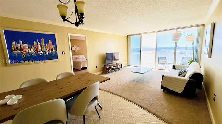 18031 Biscayne Blvd #803-3 Aventura, FL 33160