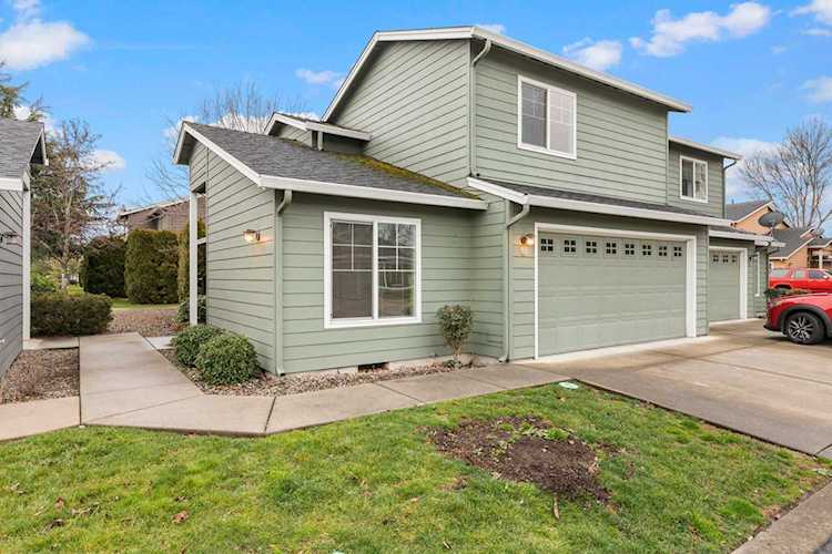 353 Live Oak Loop Central Point, OR 97502