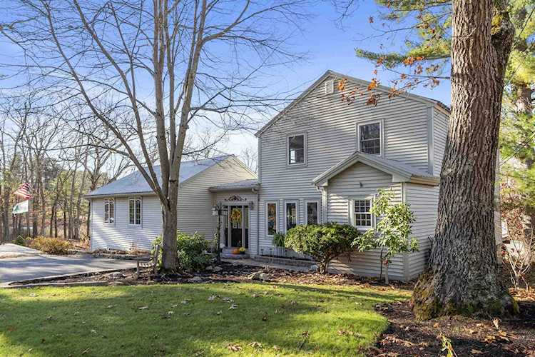 32 Main St Kingston, NH 03848
