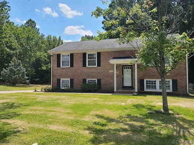 1202 W Roslyn Rd Colonial Heights, VA 23834