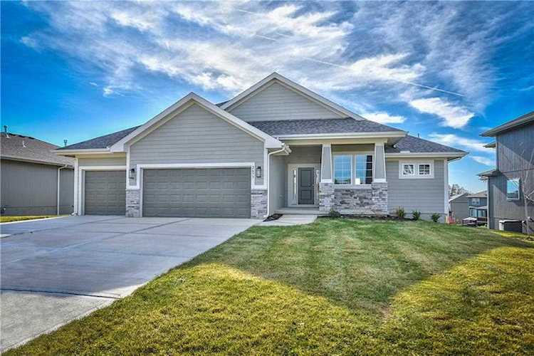 5875 Belmont Dr Shawnee, KS 66226