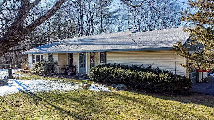 8 Hoitt Dr Durham, NH 03824