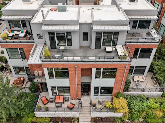 1712 NW Riverscape ST Portland, OR 97209
