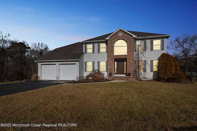 17 Emerald Ct Lanoka Harbor, NJ 08734