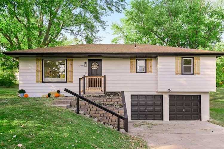 12406 NW Porter Rd Parkville, MO 64152