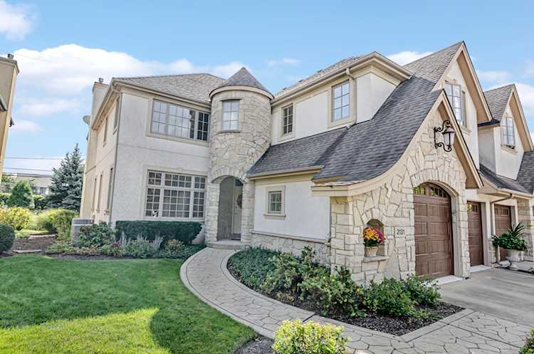 2131 Lillian Ln Lisle, IL 60532