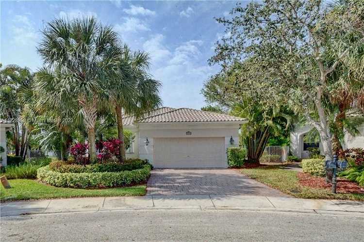 2577 Bay Pointe Dr Weston, FL 33327