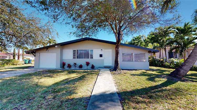 21341 NE 25th Ct Miami, FL 33180