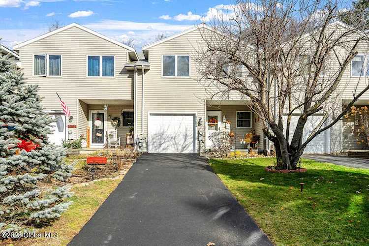 7312 Vic Ct Schenectady, NY 12303