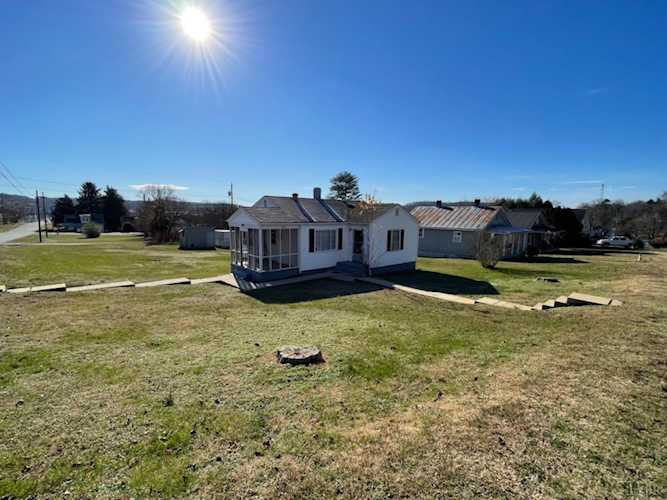815 9th St Altavista, VA 24517